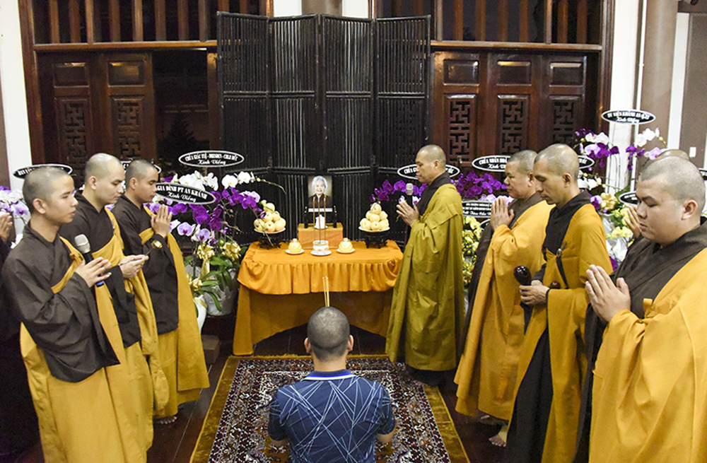Lễ tưởng niệm - cầu siêu cố Phật tử Hoa Tâm - Vũ Thị Thư, Chủ tịch Hội Phật tử Việt Nam tại Cộng hòa Séc tại  Tu viện Khánh An