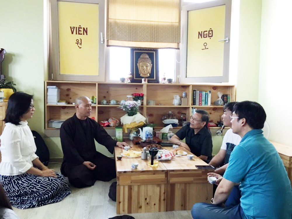 Ông Lee Boo Young  thứ 2 phải sang