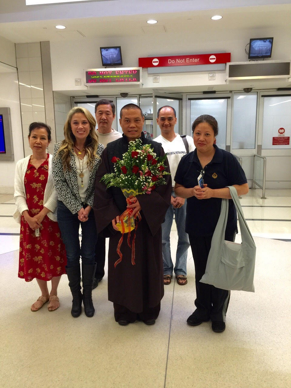 Cô Mariana thứ 2 từ trái sang