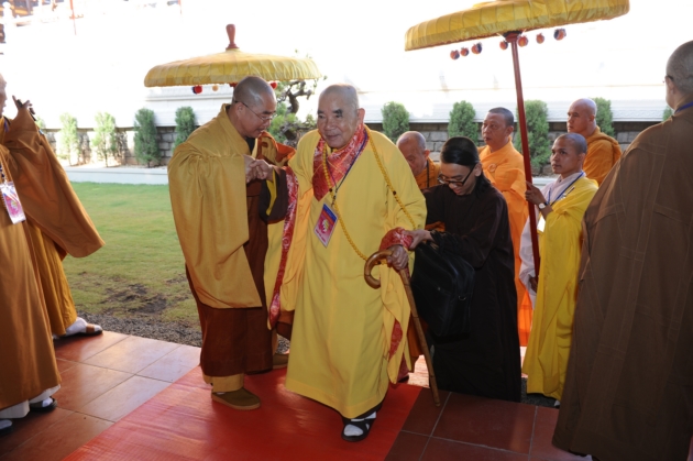 Cung nghinh HT Chủ tịch và chư tôn giao phẩm Hội đồng Thập sư 3