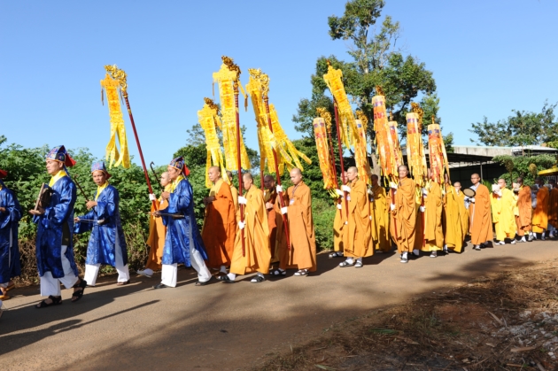 Rước Giới bản từ Văn phòng Giáo hội tỉnh về Đại Giới đàn 3