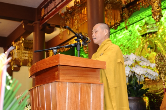 Thầy Thích Trí Chơn dẫn chương trình Đại Giới đàn