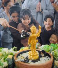 BÉ VỀ TẮM PHẬT