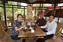 Ông Bùi Tá Hoàng Vũ, Phó Bí thư Quận Uỷ, Chủ tịch UBND Quận 8, chúc mừng Phật đản Tu viện Khánh An. 