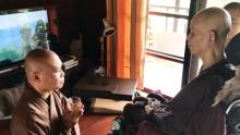 Thầy Viện chủ đãnh lễ, thăm viếng Thiền sư Thích Nhất Hạnh